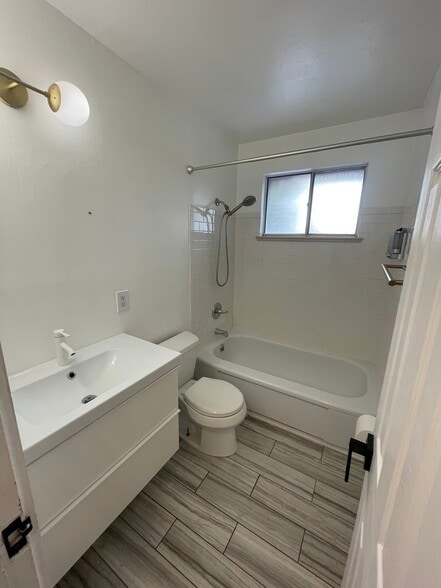 Building Photo - 8751 Oakwood St
