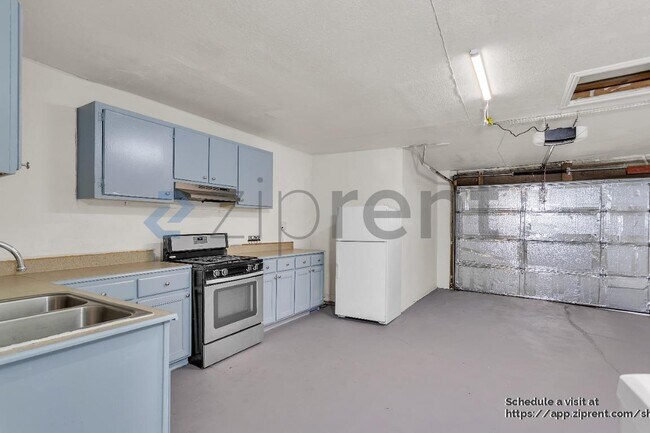 Building Photo - 1659 Knickerbocker Dr