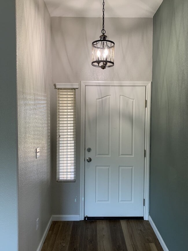 Building Photo - 3 Bedroom 2 Bath Home