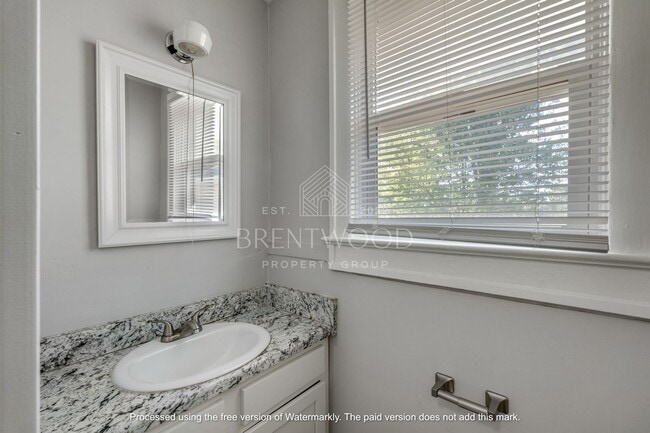 Building Photo - Spacious 4 Bed 1.5 Bath Updated Home
