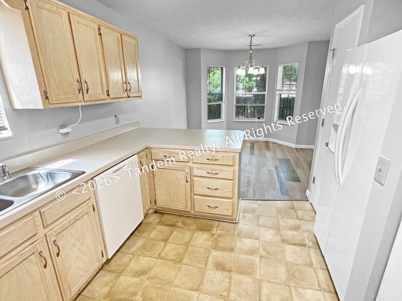 Building Photo - 512 Selsey Ct S