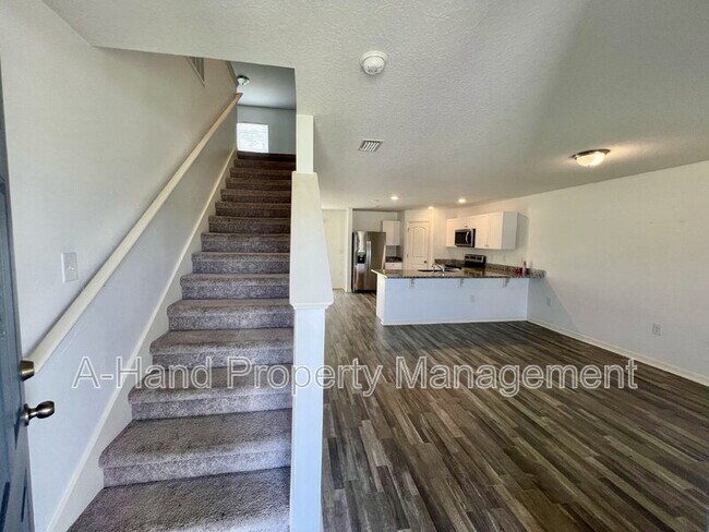 Building Photo - 166 Maple Dr