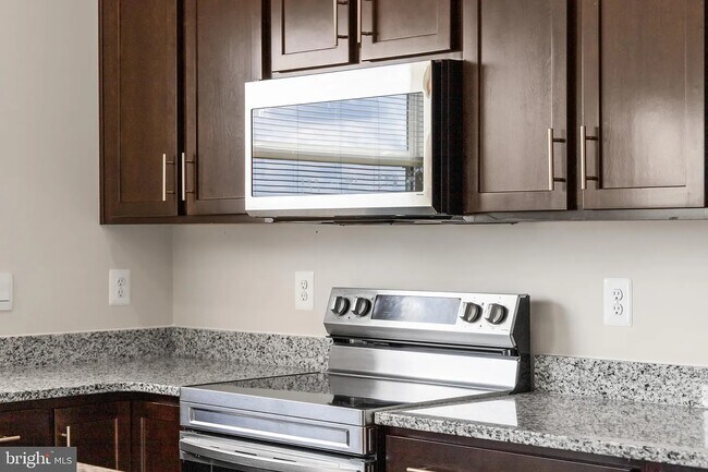 Building Photo - 79 Elmiraj Ct