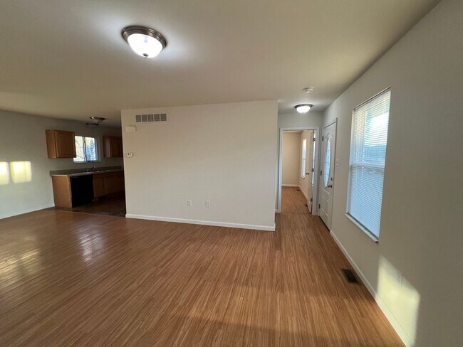 Building Photo - 3 Bedroom 2 bath 2 car garage house