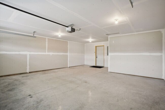 Building Photo - 3 Bedroom Twin Home With Extras