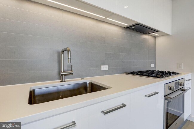 Building Photo - 1111 24th St NW