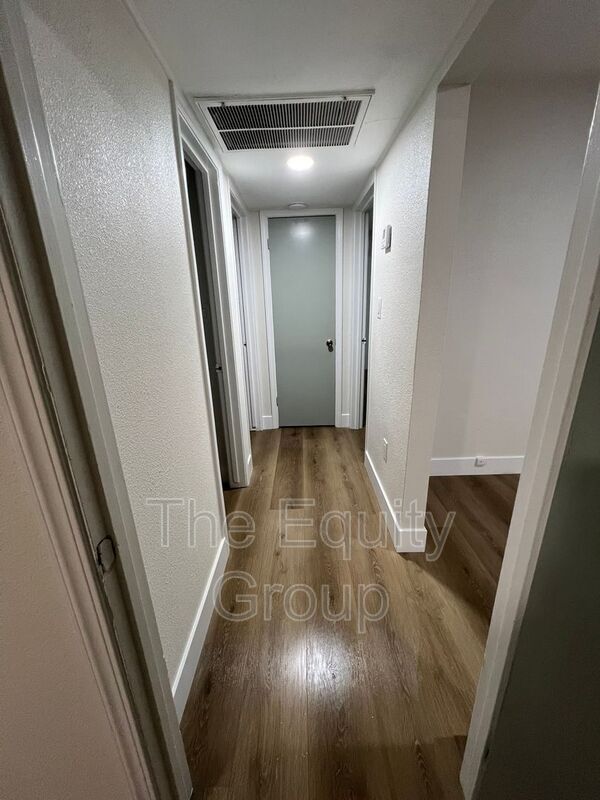 Building Photo - 786 E North Way