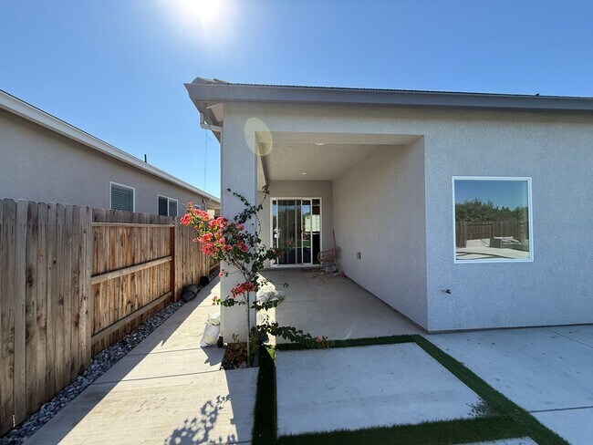 Building Photo - Upgraded single story home in Manteca!