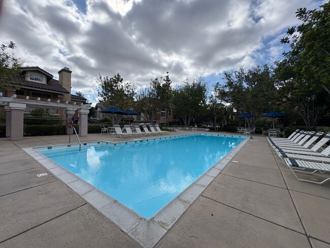 Building Photo - Modern comfort meets coastal living in thi...