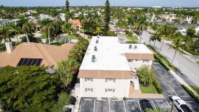 Building Photo - ** OLDE NAPLES ** 2 BED / 1 BATH - CONDO -...