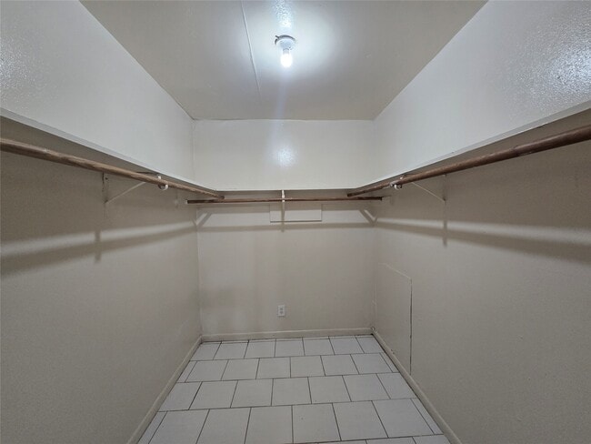 Building Photo - 3714 Ave S