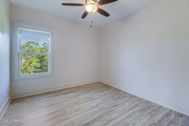 Building Photo - 238 Lovers Ln