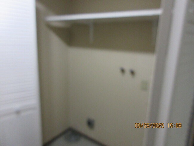 Building Photo - Spacious and very clean