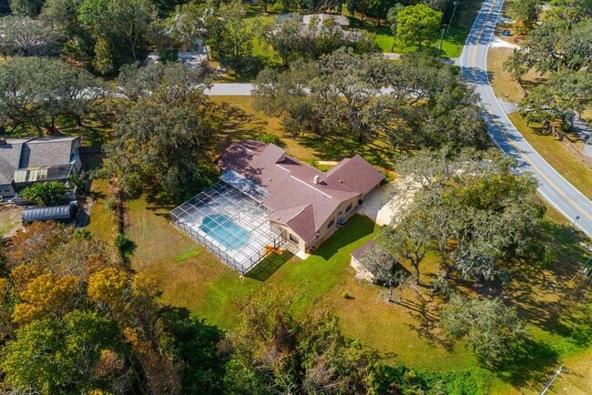 Building Photo - 10206 Lakeview Dr