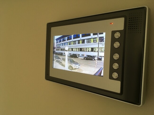 Building Photo - NY Style Townhome 3br/2ba in Gated Community with Garage Parking