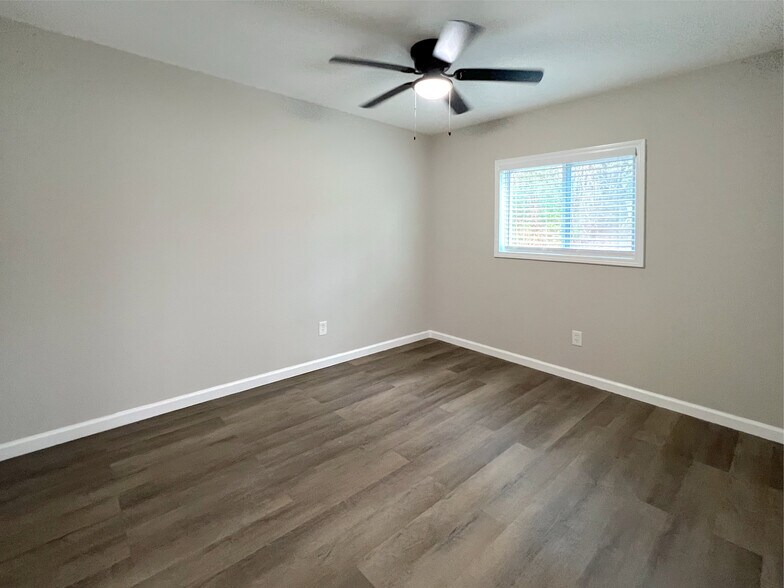 Building Photo - Room in Apartment on Gresham Park Dr