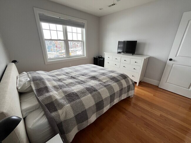 Building Photo - 563 Broadway