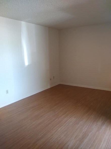 livng area - 1502 E Beverly Dr