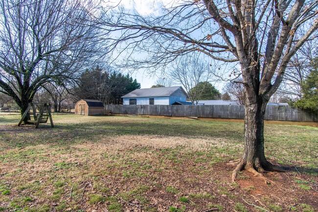 Building Photo - 110 Greenwood Cir