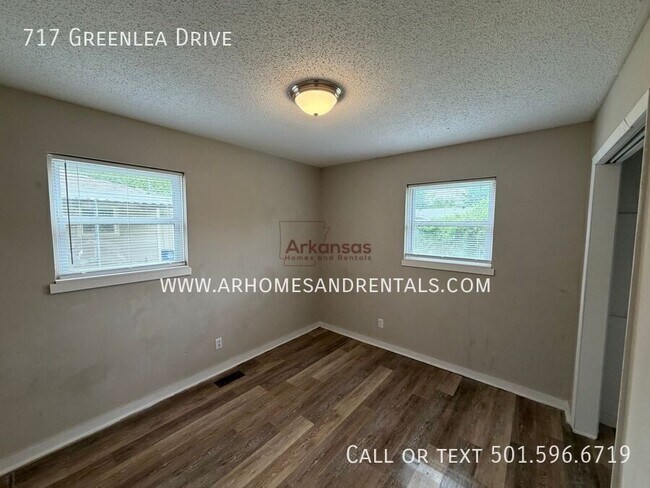 Building Photo - 717 Greenlea Dr