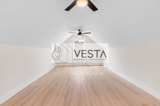 Building Photo - 11 Apple Meadow Ln