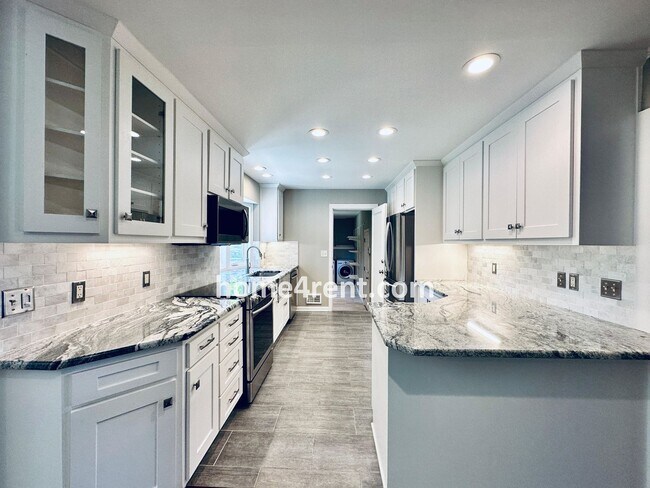Building Photo - Updated Ranch Style Home in Prairie Villag...