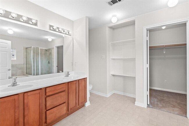 Building Photo - 4444 Victory Dr