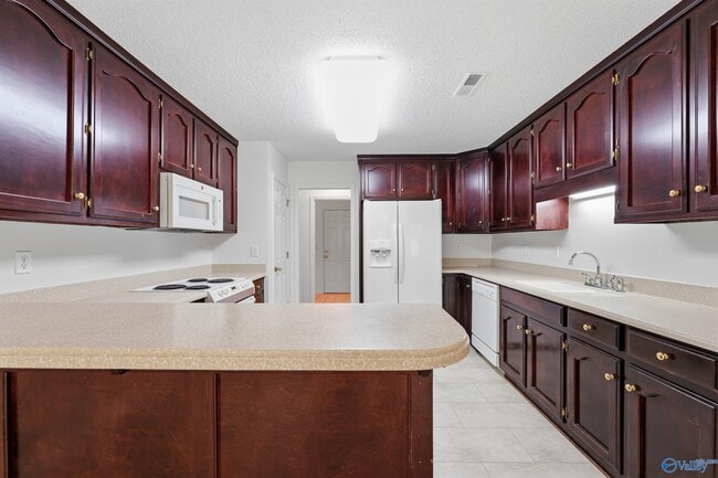 Building Photo - 210 Pebble Brook Dr