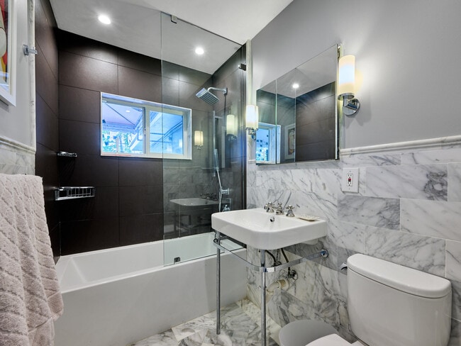 Building Photo - 301 NW 3rd Ct