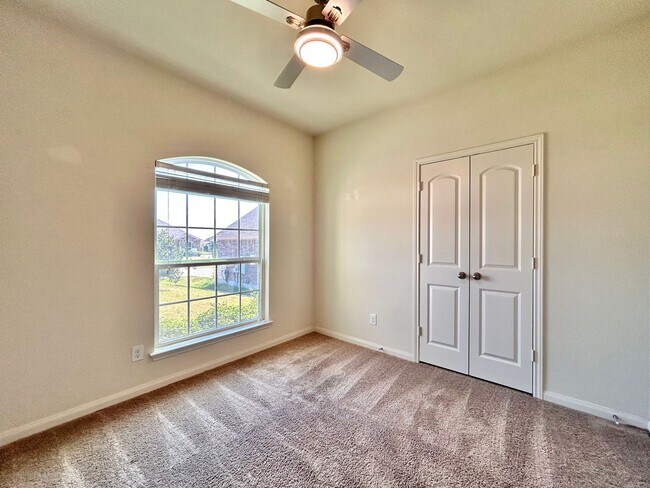 Building Photo - Beautiful 3-Bedroom, 2-Bath Home with Comm...