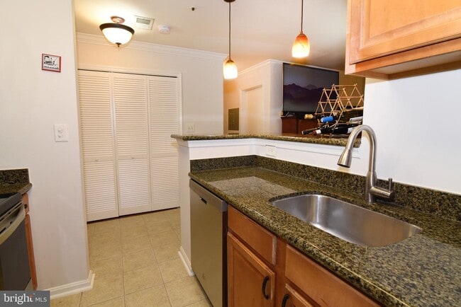 Building Photo - 3175 Summit Square Dr