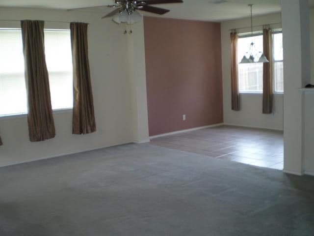 Building Photo - 2213 Willow Dr