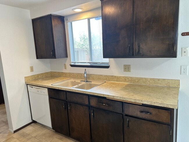 Building Photo - 2 bedroom 1.5 bath duplex in Springfield!