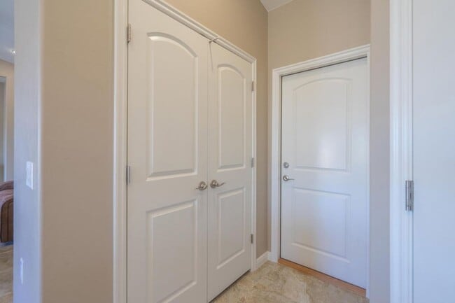Building Photo - Bright & Beautiful 2 Bedroom Home in Sun R...