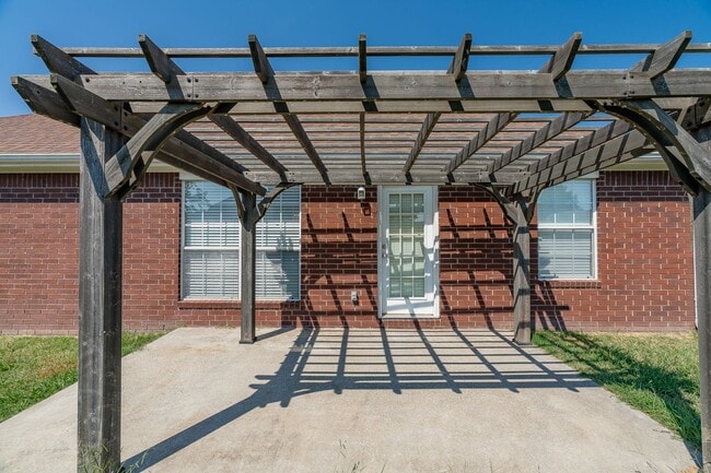 Building Photo - 3 Bedroom 2 Bath Beautiful West Fayetteville home!! Great Location, Great yard!!