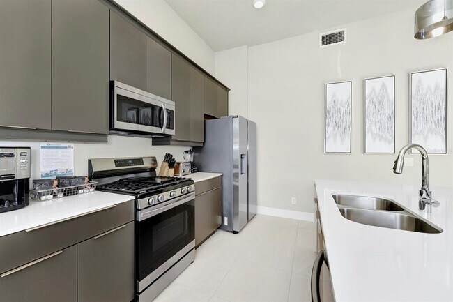 Building Photo - 7740 Sandy Ridge Dr
