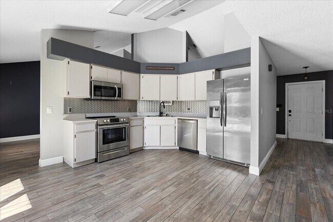 Building Photo - 5517 Loma Vista Dr E