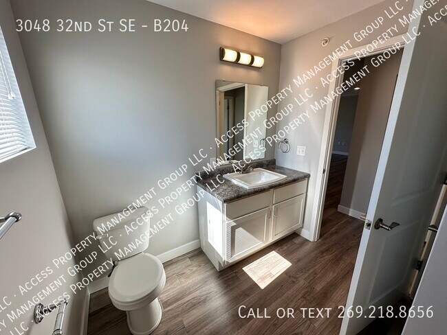 Building Photo - Great SE Side area close to 28th St and Be...
