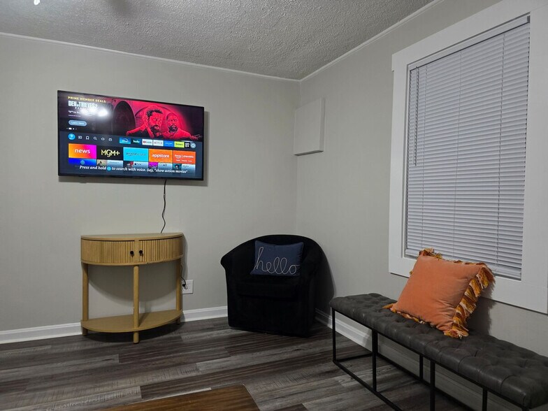 Building Photo - 128 Forest St