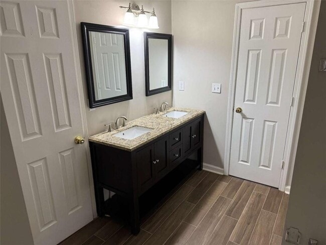 Building Photo - 3047 Regal Park Ct