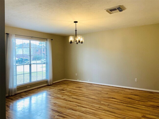 Building Photo - 1404 Helmsley Dr