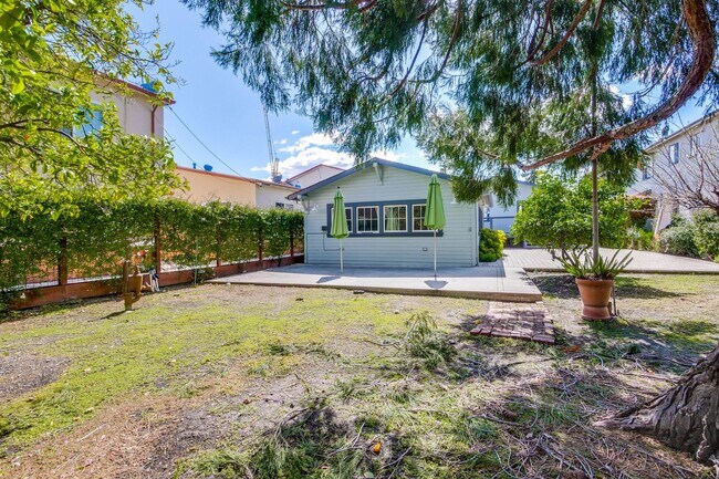Building Photo - Updated Bungalow located in Downtown Redwood City & 15 miles from SF International Airport