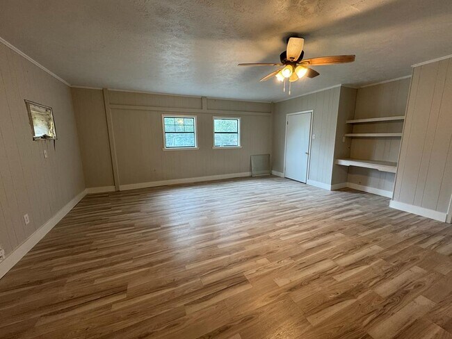 Building Photo - Texas Oak