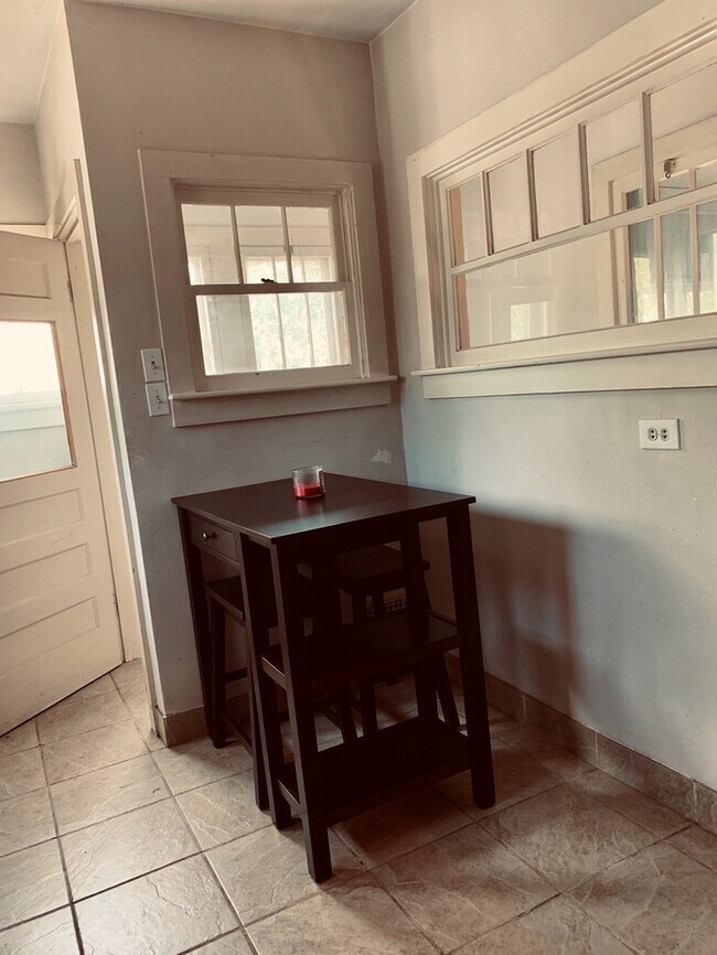 Building Photo - 5 Bed, 2 Bath Home NEAR CSU!