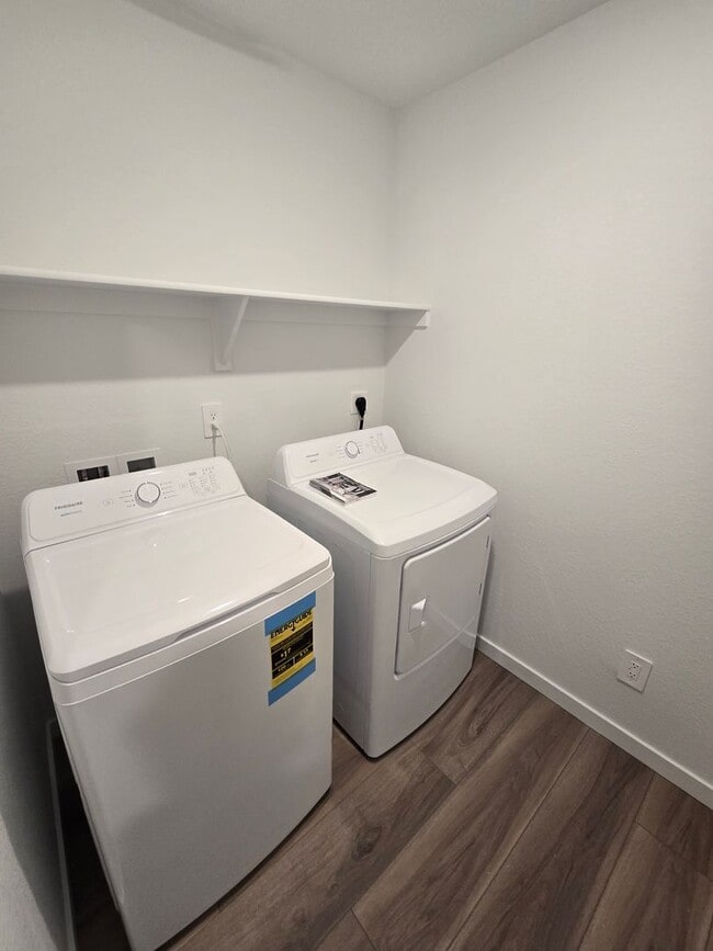 Building Photo - Brand New Townhome within walking distance to Elementary School
