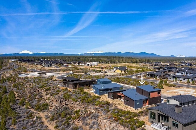 Building Photo - Luxury Tetherow Home | 3BR Furnished Retreat Near Mt. Bachelor