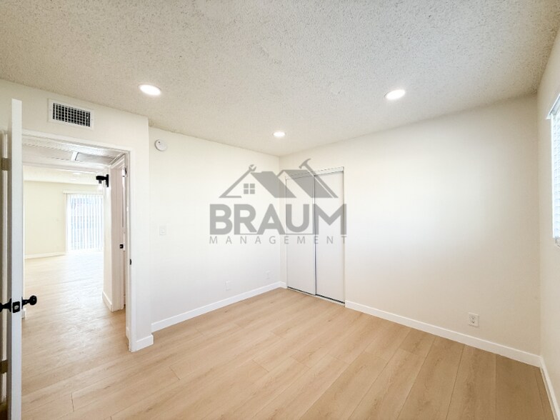 Building Photo - 14801 Delano St