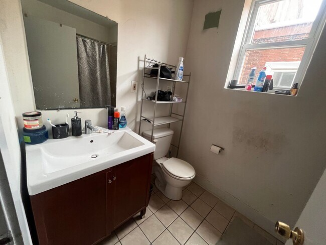 Building Photo - Bright and spacious three bedroom unit in ...