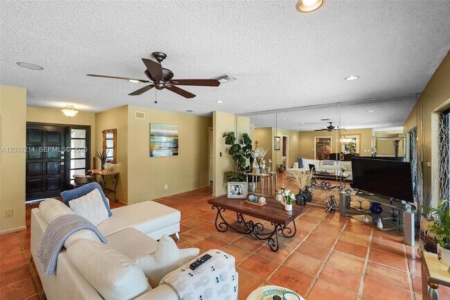 Building Photo - 6975 Bianchini Cir