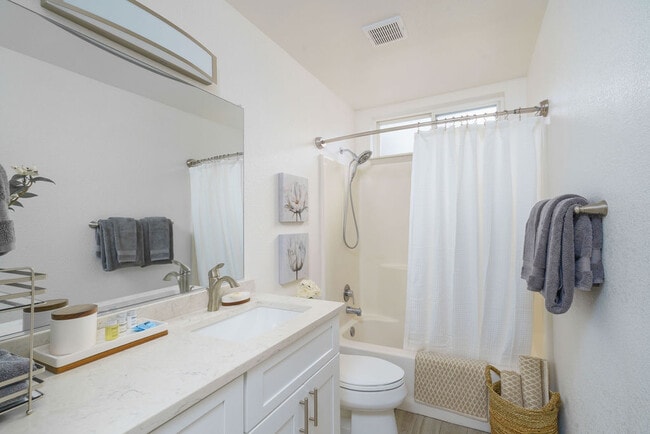 Building Photo - Lilac Retreat - Unit C